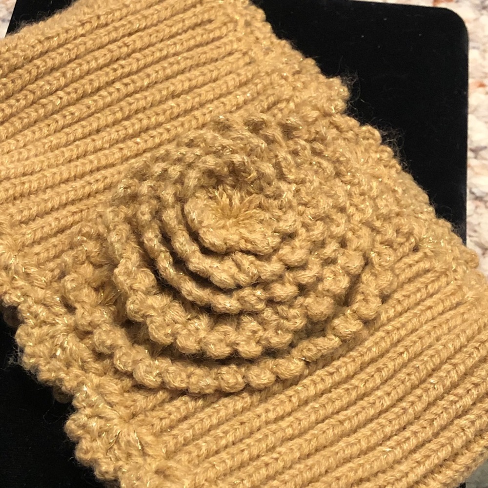 Great ear head band. Keep the winter away! Golden color